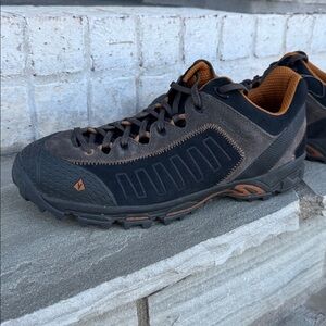 Vasque Juxt Men's Low-Top Trail Shoes in Black and Grey